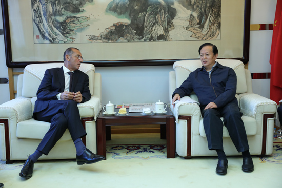 人民日報社社長李寶善會見以色列駐華大使何澤偉一行。（攝影：李國良）