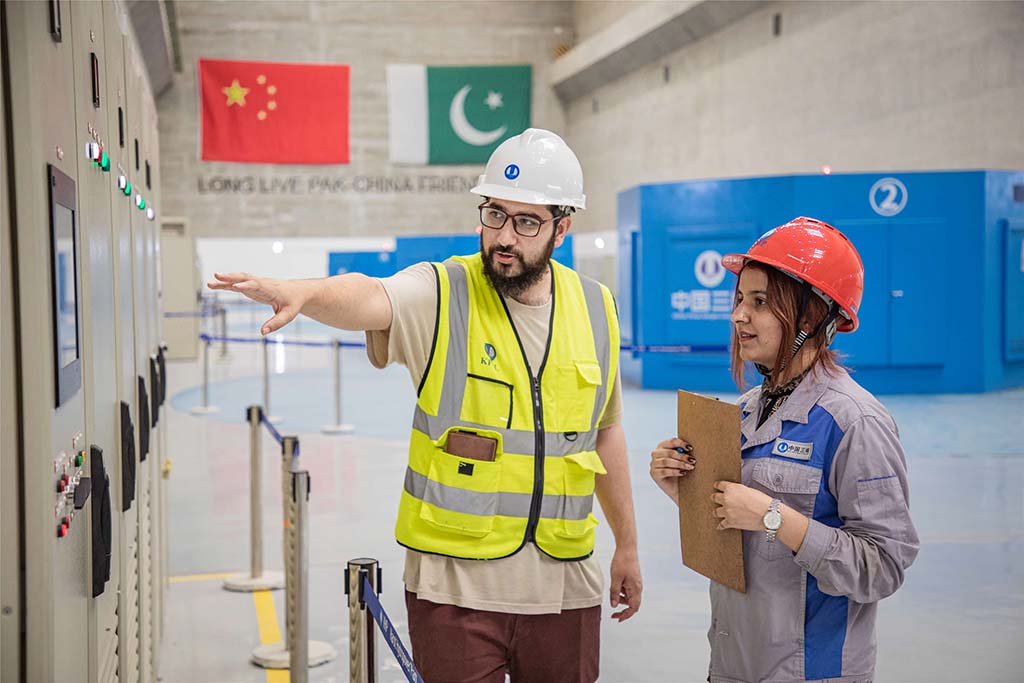 7月14日，巴方工作人員在卡洛特水電站-地下電廠檢查數據。 （人民網記者 薛丹攝）