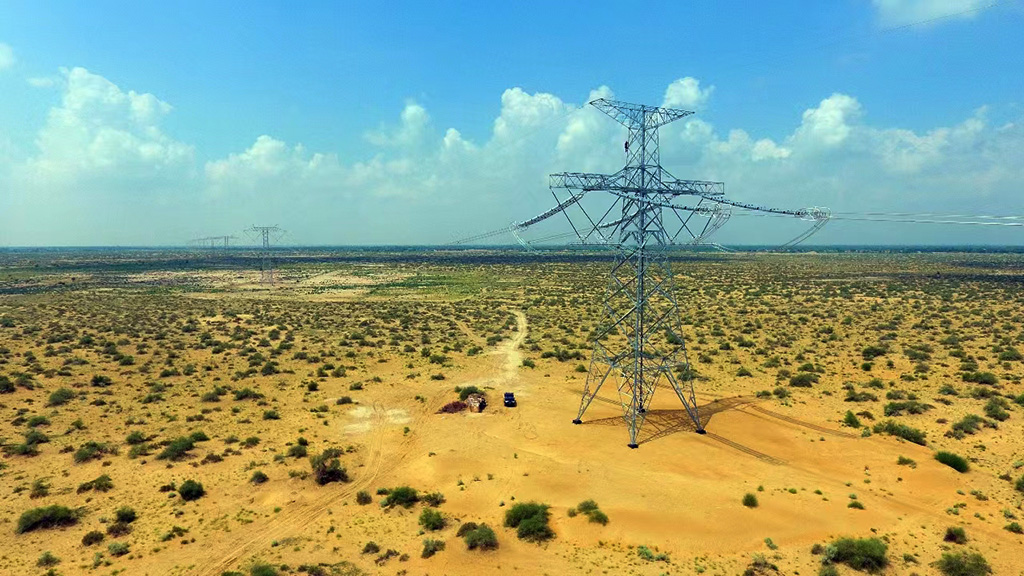 ±660kV巴基斯坦默蒂亞里-拉合爾（默拉）直流輸電項目線路穿越沙漠地區。（國家電網供圖））