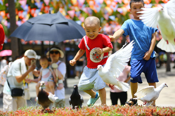 8月5日，小朋友在海南省三亞市南山文化旅游區游玩。新華社發（陳文武 攝）