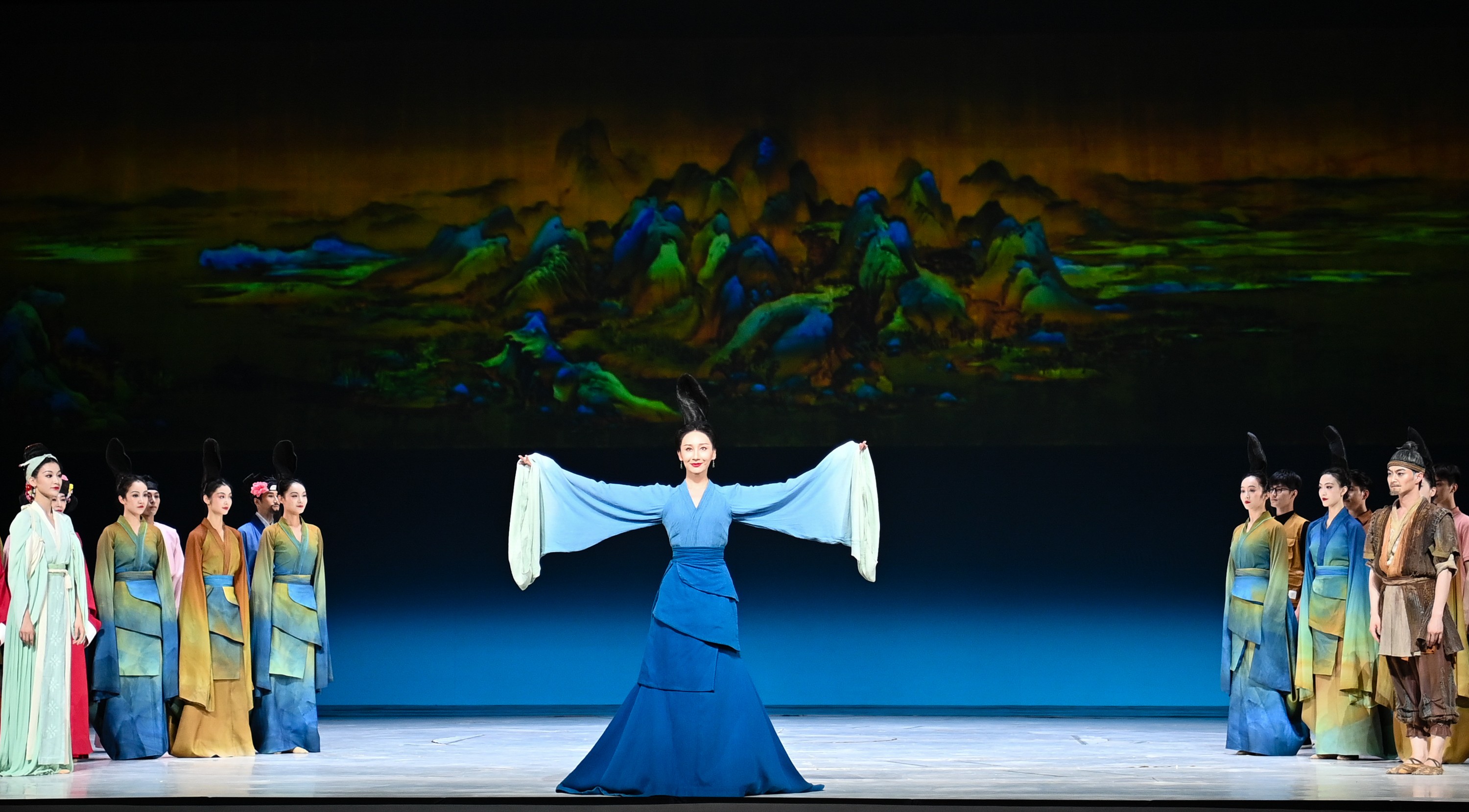2023年7月20日，中國東方演藝集團演員在烏魯木齊文化中心大劇院表演舞蹈詩劇《只此青綠》。新華社記者 李響 攝